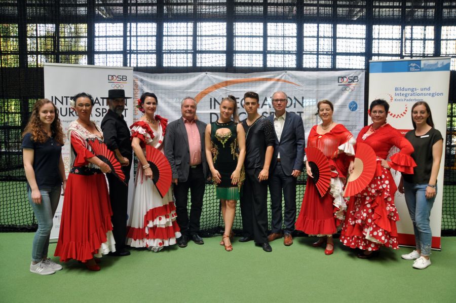 Verbinden mit ihren Tänzen Nationen - Maren Schwede (KreisSportBund Paderborn e. V.), Eva Görres, Shahram Alli Mjid Abad (beide TuRa Elsen 1894/1911 e. V.), Diethelm Krause (Präsident KreisSportBund Paderborn e. V.), Christina Peters, Erik Schäfer (beide TSC Blau Weiß im TV 1875 Paderborn e. V.), Landrat Manfred Müller, Elena Görlitz, Inez Schnelle, Tatjana Eisenkirch (alle TuRa Elsen 1894/1911 e. V.) und Katrin Neumann (Kommunales Integrationszentrum Kreis Paderborn)  Bildrechte: Kreis Paderborn